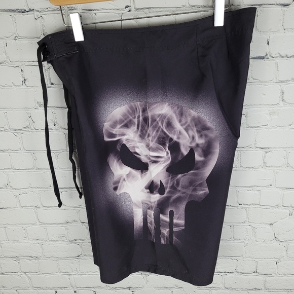 MARVEL COMICS | Punisher skull swim surf board shorts - Picture 3 of 6